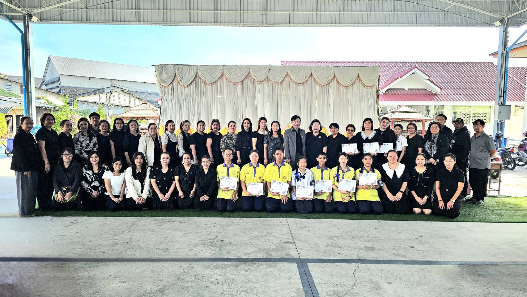 นายวีรวุฒิ  ศรครุฑ นายกเทศมนตรี เทศบาลตำบลบางวัว พร้อมด้วย นายสุชีพ  สุวรรณโฆษิต ที่ปรึกษาฯ และสท. เทศบาลตำบลบางวัว ได้มอบเกียรติบัตรในการแข่งขันทักษะทางวิชาการระดับประเทศ ครั้งที่ ๑๔ ที่ได้จัดขึ้นระหว่างวันที่ ๒๔ - ๒๙ สิงหาคม ๒๕๖๘ ณ เทศบาลนครสกลนคร