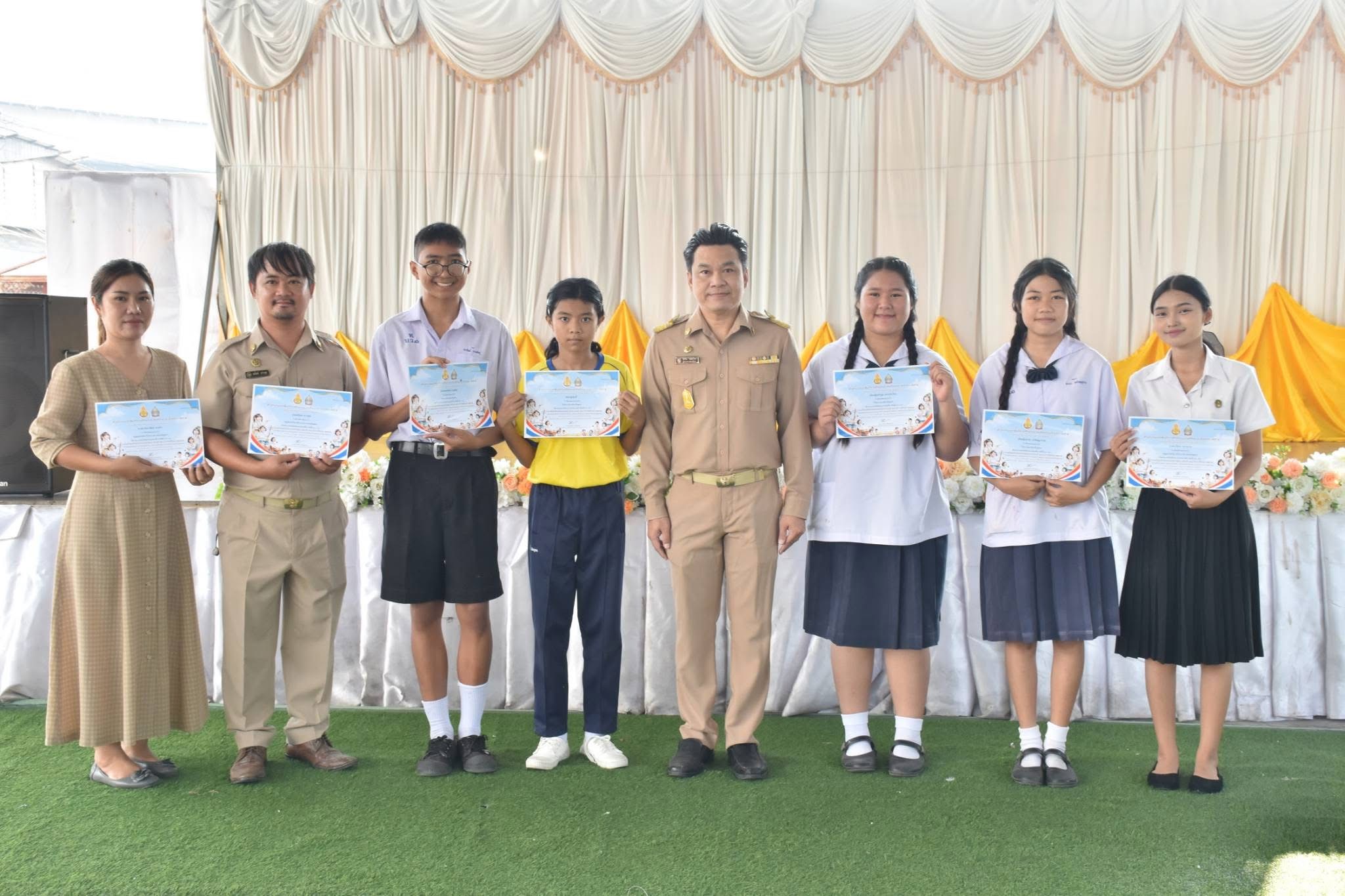 นายอัศวิน แสนวงษ์ ผู้อำนวยการสถานศึกษา โรงเรียนเทศบาล ๑ (บางวัว) มอบเกียรติบัตรให้กับครู และนักเรียน เข้าร่วมการแข่งขัน งานศิลปหัตถกรรมนักเรียน ครั้งที่ 73 ระดับเขตพื้นที่การศึกษา