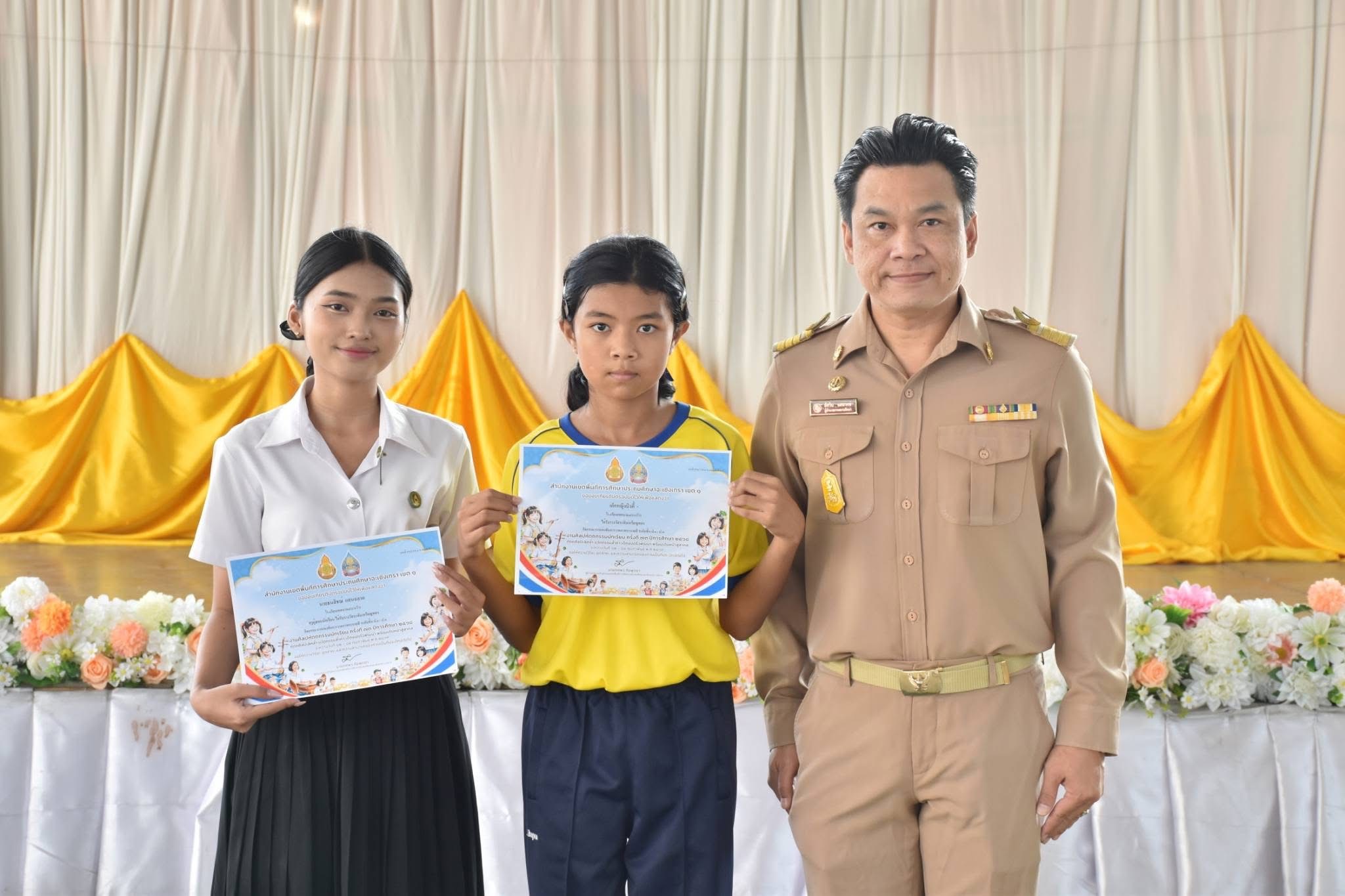 นายอัศวิน แสนวงษ์ ผู้อำนวยการสถานศึกษา โรงเรียนเทศบาล ๑ (บางวัว) มอบเกียรติบัตรให้กับครู และนักเรียน เข้าร่วมการแข่งขัน งานศิลปหัตถกรรมนักเรียน ครั้งที่ 73 ระดับเขตพื้นที่การศึกษา - Image 4