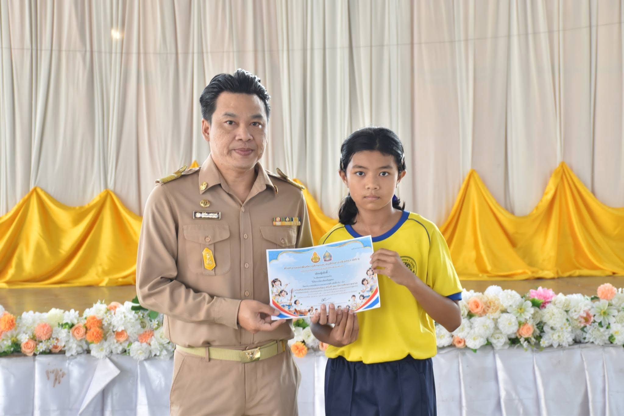 นายอัศวิน แสนวงษ์ ผู้อำนวยการสถานศึกษา โรงเรียนเทศบาล ๑ (บางวัว) มอบเกียรติบัตรให้กับครู และนักเรียน เข้าร่วมการแข่งขัน งานศิลปหัตถกรรมนักเรียน ครั้งที่ 73 ระดับเขตพื้นที่การศึกษา - Image 5