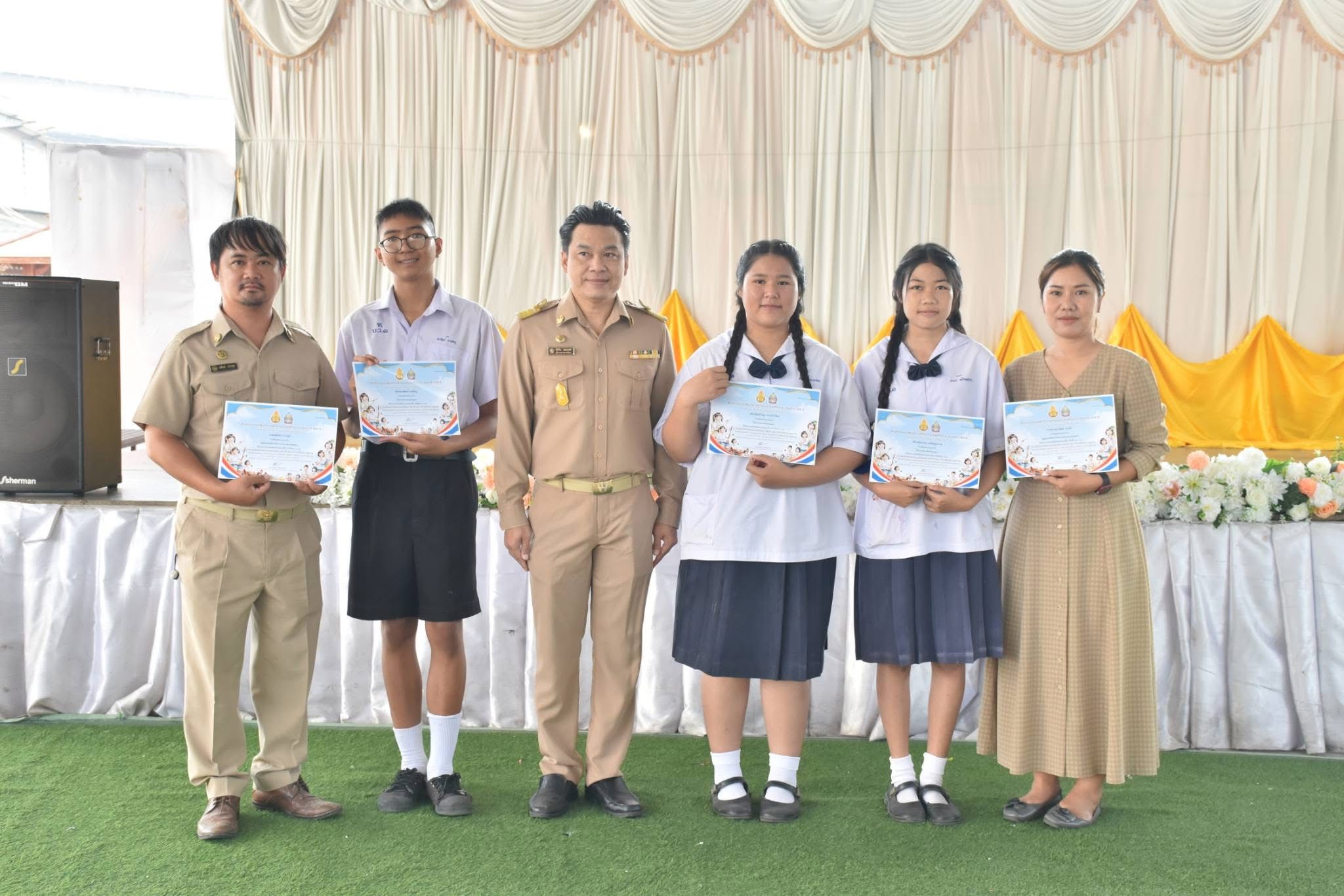 นายอัศวิน แสนวงษ์ ผู้อำนวยการสถานศึกษา โรงเรียนเทศบาล ๑ (บางวัว) มอบเกียรติบัตรให้กับครู และนักเรียน เข้าร่วมการแข่งขัน งานศิลปหัตถกรรมนักเรียน ครั้งที่ 73 ระดับเขตพื้นที่การศึกษา - Image 6