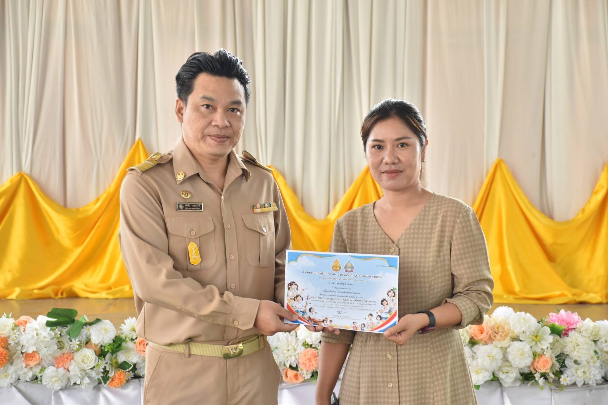 นายอัศวิน แสนวงษ์ ผู้อำนวยการสถานศึกษา โรงเรียนเทศบาล ๑ (บางวัว) มอบเกียรติบัตรให้กับครู และนักเรียน เข้าร่วมการแข่งขัน งานศิลปหัตถกรรมนักเรียน ครั้งที่ 73 ระดับเขตพื้นที่การศึกษา - Image 7