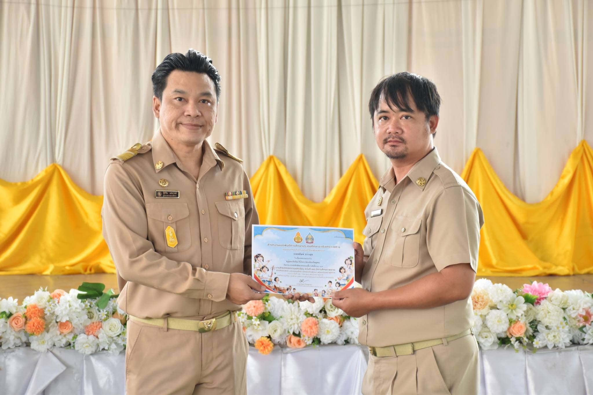 นายอัศวิน แสนวงษ์ ผู้อำนวยการสถานศึกษา โรงเรียนเทศบาล ๑ (บางวัว) มอบเกียรติบัตรให้กับครู และนักเรียน เข้าร่วมการแข่งขัน งานศิลปหัตถกรรมนักเรียน ครั้งที่ 73 ระดับเขตพื้นที่การศึกษา - Image 8