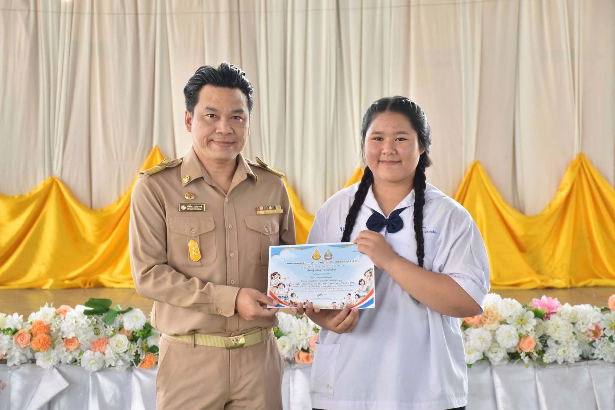 นายอัศวิน แสนวงษ์ ผู้อำนวยการสถานศึกษา โรงเรียนเทศบาล ๑ (บางวัว) มอบเกียรติบัตรให้กับครู และนักเรียน เข้าร่วมการแข่งขัน งานศิลปหัตถกรรมนักเรียน ครั้งที่ 73 ระดับเขตพื้นที่การศึกษา - Image 10