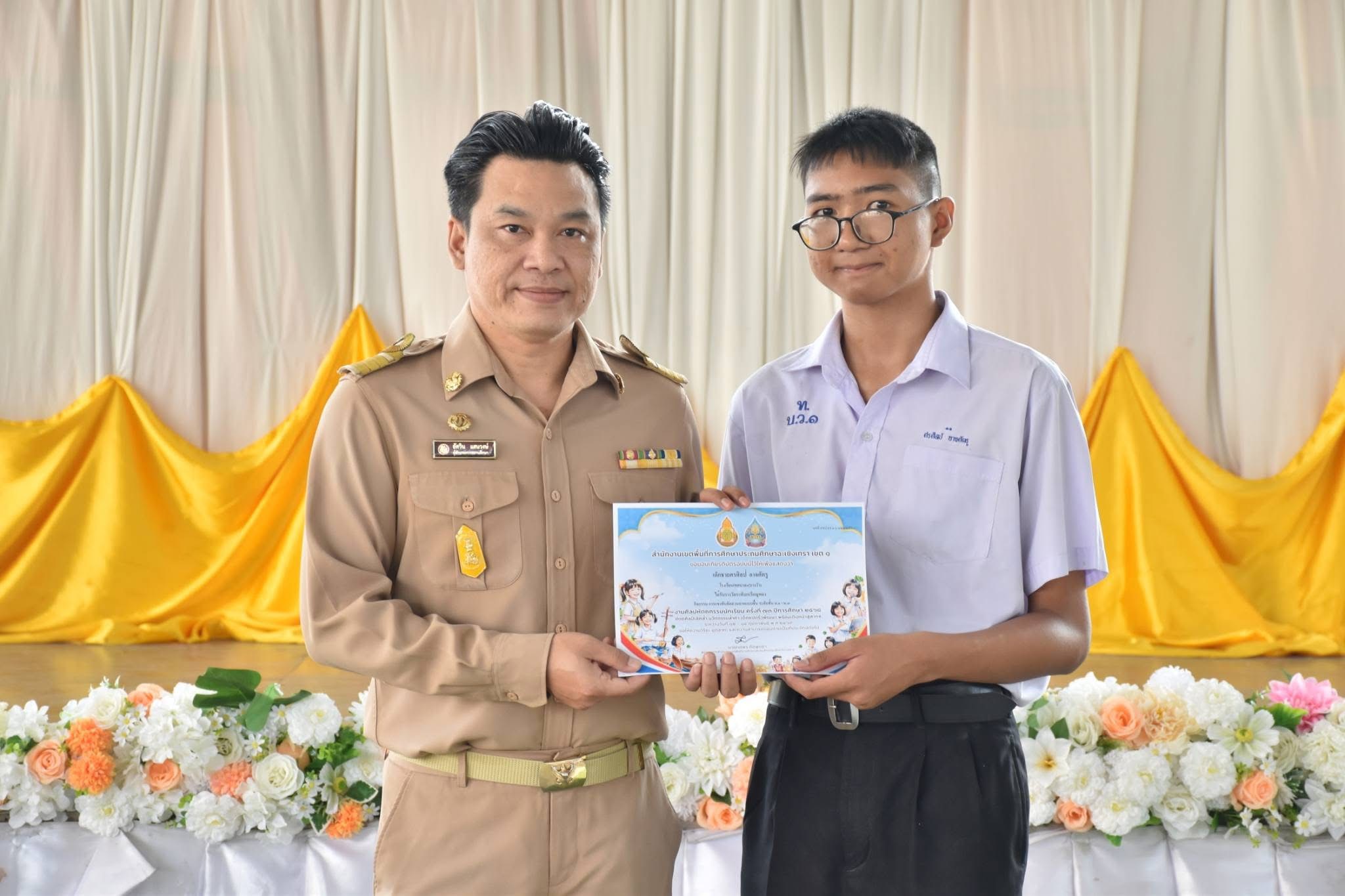 นายอัศวิน แสนวงษ์ ผู้อำนวยการสถานศึกษา โรงเรียนเทศบาล ๑ (บางวัว) มอบเกียรติบัตรให้กับครู และนักเรียน เข้าร่วมการแข่งขัน งานศิลปหัตถกรรมนักเรียน ครั้งที่ 73 ระดับเขตพื้นที่การศึกษา - Image 11