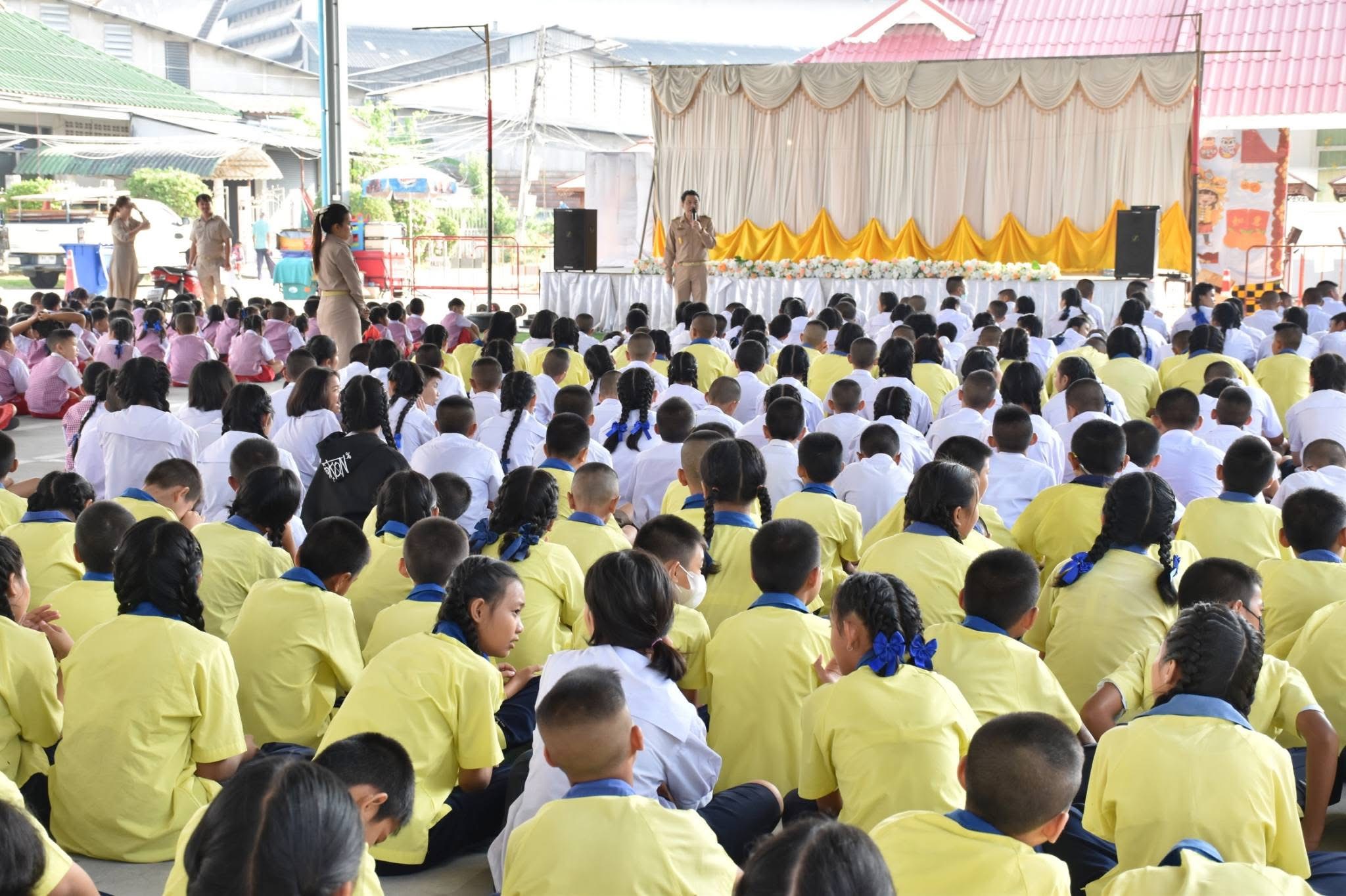 นายอัศวิน แสนวงษ์ ผู้อำนวยการสถานศึกษา โรงเรียนเทศบาล ๑ (บางวัว) มอบเกียรติบัตรให้กับครู และนักเรียน เข้าร่วมการแข่งขัน งานศิลปหัตถกรรมนักเรียน ครั้งที่ 73 ระดับเขตพื้นที่การศึกษา - Image 12