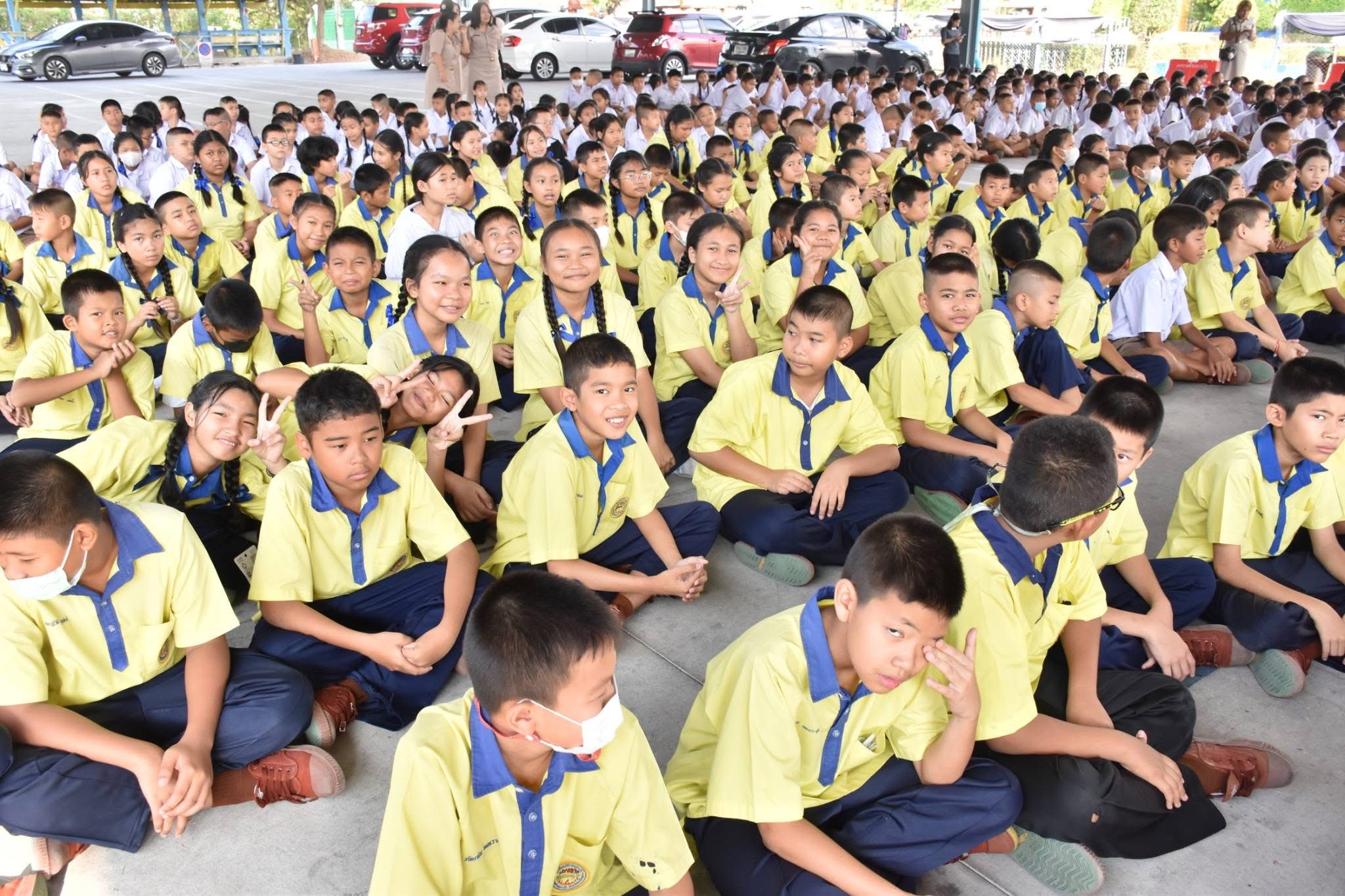 นายอัศวิน แสนวงษ์ ผู้อำนวยการสถานศึกษา โรงเรียนเทศบาล ๑ (บางวัว) มอบเกียรติบัตรให้กับครู และนักเรียน เข้าร่วมการแข่งขัน งานศิลปหัตถกรรมนักเรียน ครั้งที่ 73 ระดับเขตพื้นที่การศึกษา - Image 13