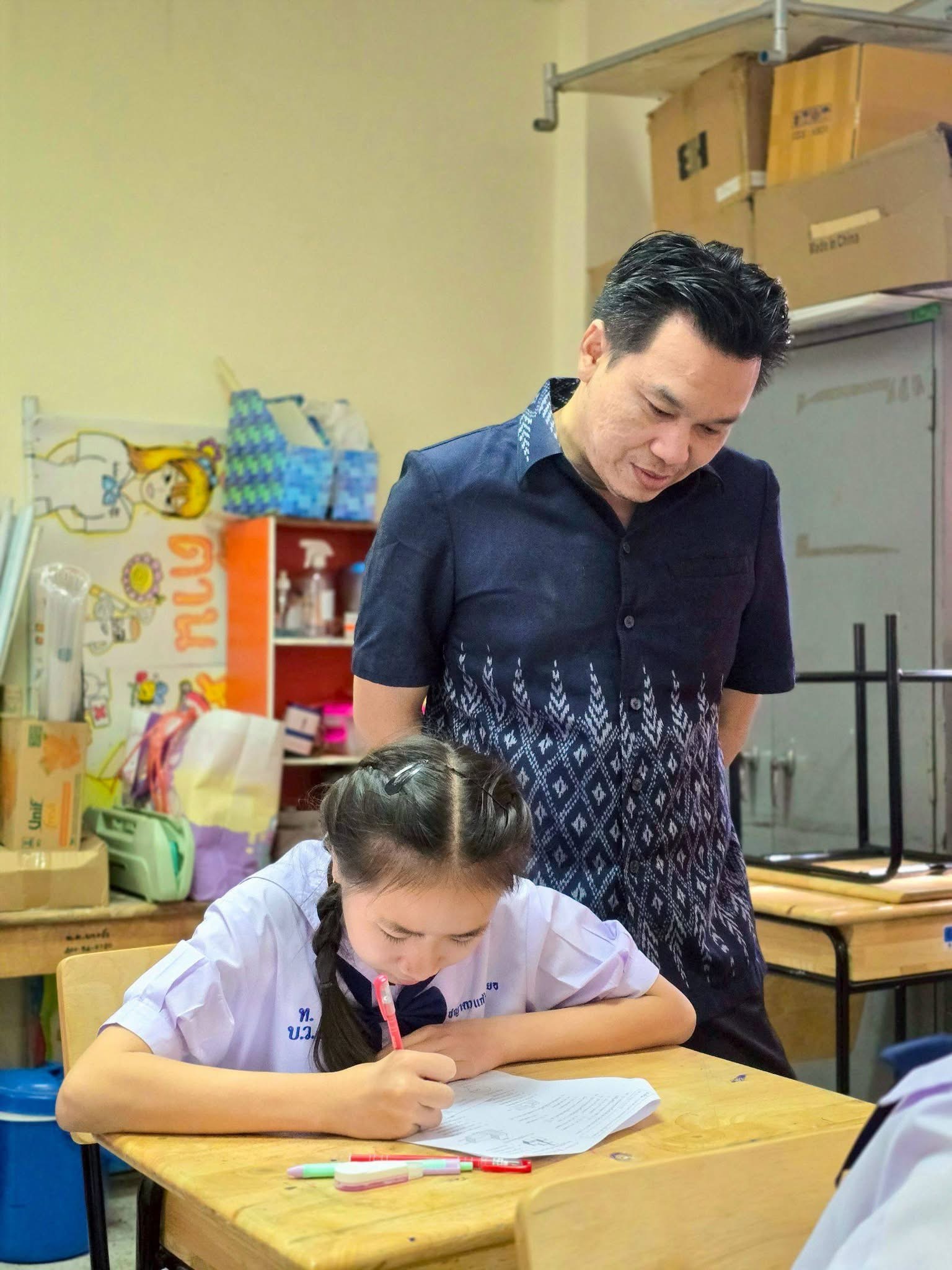 🌟 นายอัศวิน แสนวงษ์ ผู้อำนวยการสถานศึกษา โรงเรียนเทศบาล ๑ (บางวัว) 🏫 ได้ลงพื้นที่ตรวจเยี่ยมสนามสอบอย่างเป็นทางการ เพื่อกำกับดูแลความเรียบร้อย 🧐 พร้อมทั้งพบปะพูดคุยและให้กำลังใจแก่นักเรียนทุกคน 💖 ในการดำเนินการสอบวัดผลปลายปี