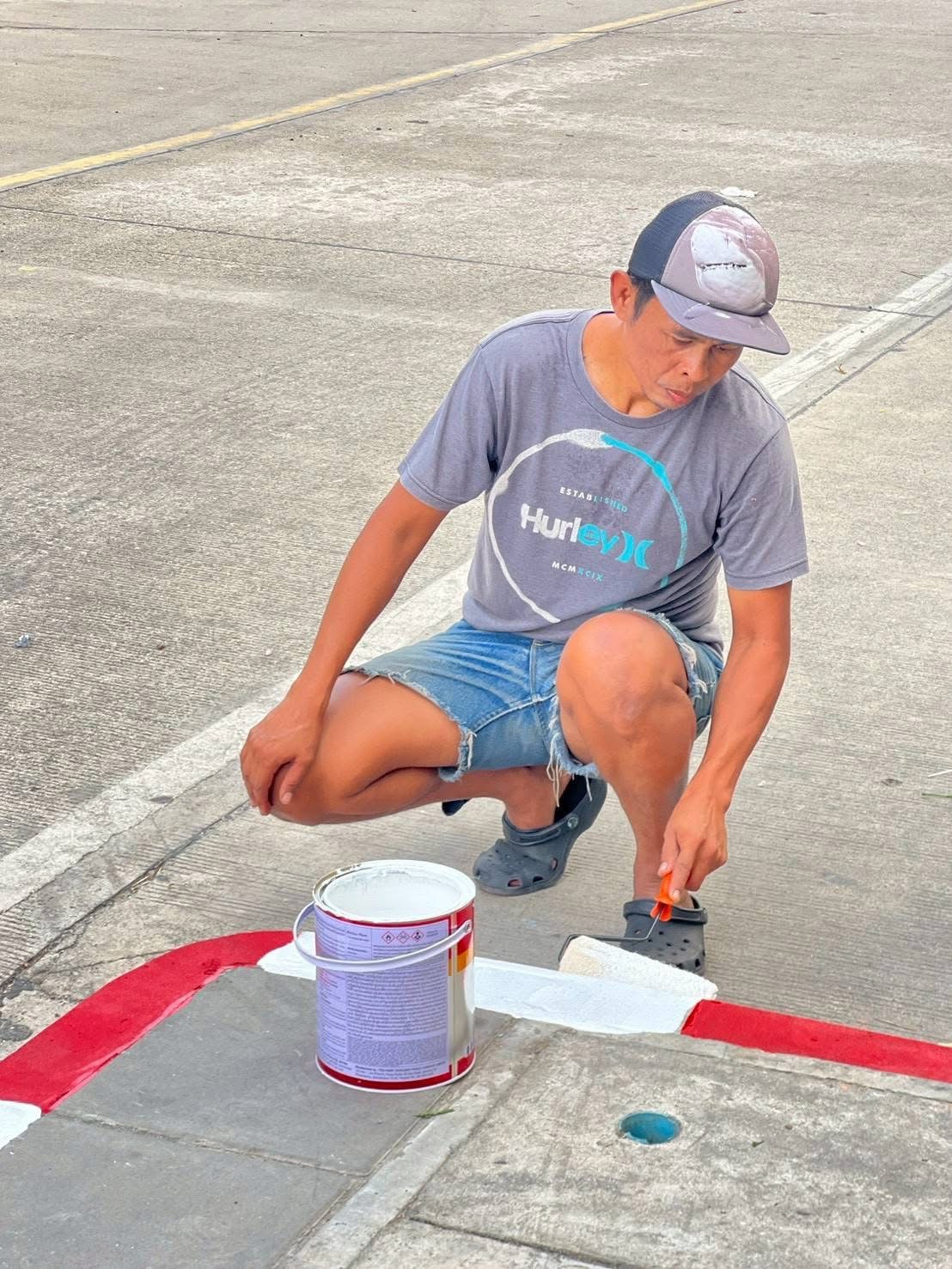 ทาสีเครื่องหมายจราจรขอบทาง (ฟุตบาท) 🎨ถนนภายในโรงเรียน - Image 10