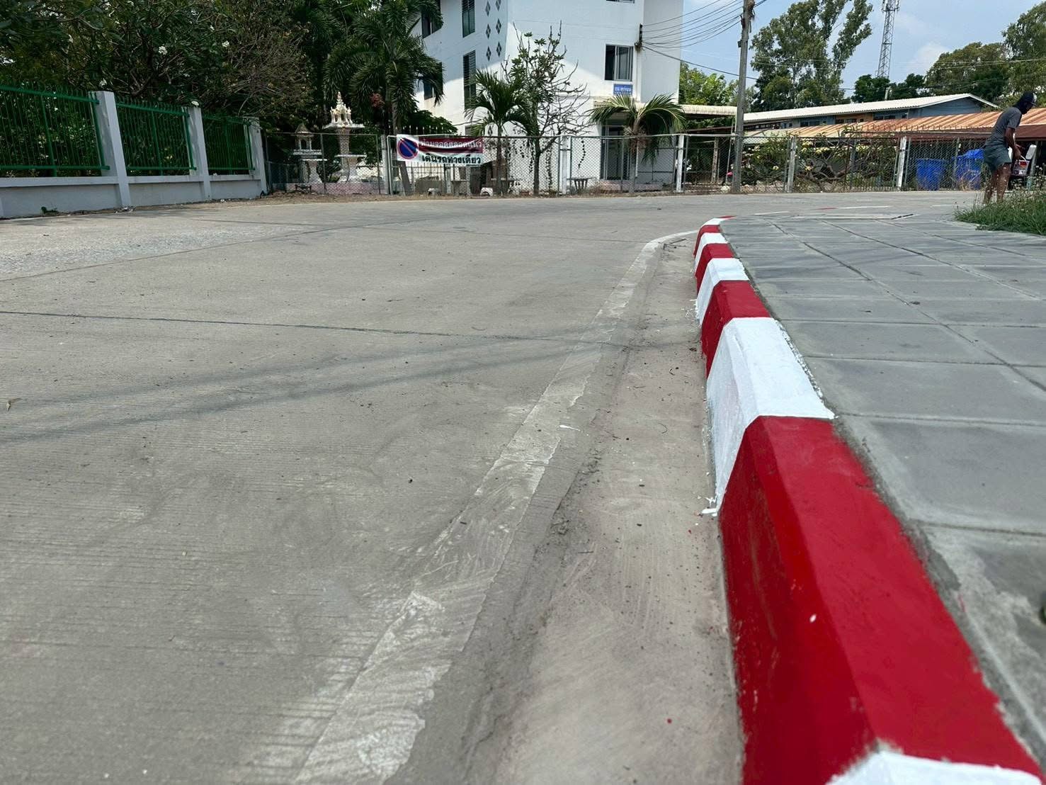 ทาสีเครื่องหมายจราจรขอบทาง (ฟุตบาท) 🎨ถนนภายในโรงเรียน - Image 11