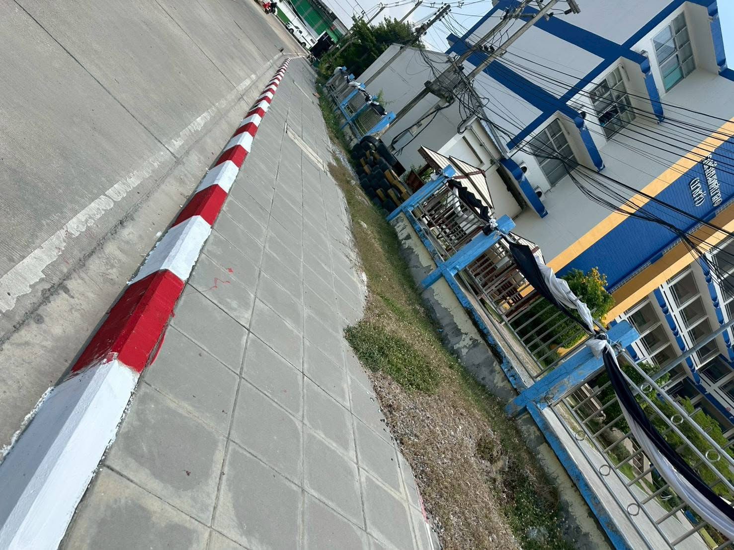 ทาสีเครื่องหมายจราจรขอบทาง (ฟุตบาท) 🎨ถนนภายในโรงเรียน - Image 12