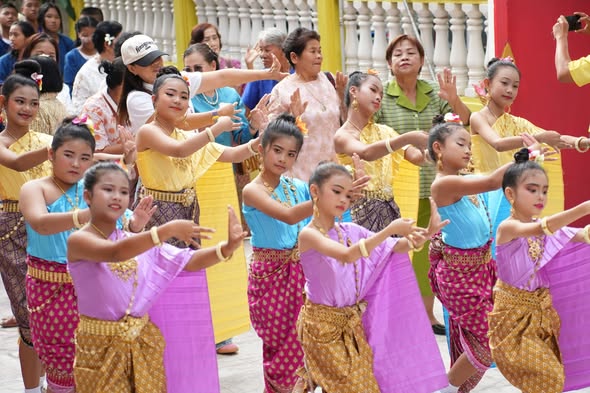 สืบสานประเพณีไทย